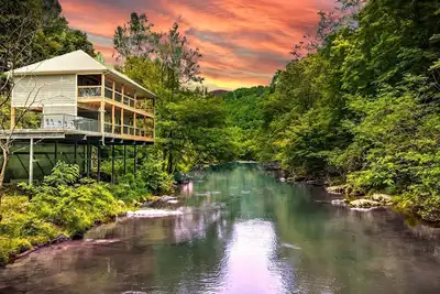 Image de Riverfront Escape - Firepit/FamilyRetreat/Games/HotTub/Near Gsmnp