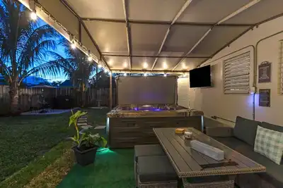 Image de 7-Person Luxury Spa, Fenced Tropical Backyard Paradise, Beach Vibe