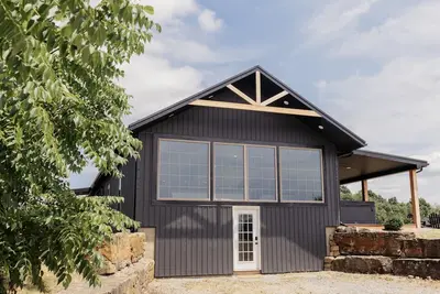 Image de Red Hill Farm's Newly Renovated \"Bunkhouse\" with Hot tub and Gameroom