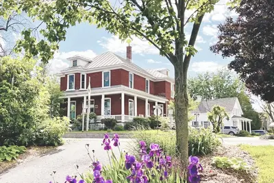 Image de À 30 minutes de Montréal, magnifique centenaire, avec accès privé à la rivière.