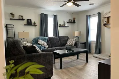 Image de Perfect for Traveling Professionals. Rent By The Month\nUpdated 2br in Town
