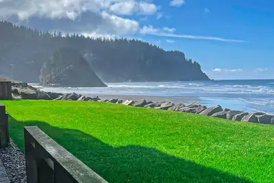 Image de Oceanfront ground-level condo with fireplace & updated kitchen - dog-friendly