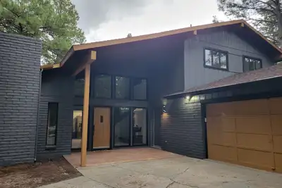 Image de Beautiful remodeled 3 bed 2. 5 bath cabin with a huge deck backing to the forest!