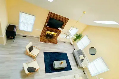 Image de Large 4bed 2. 5b home w/ fenced in back yard & deck