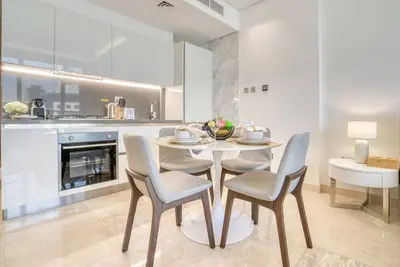 Image de Canal-View Serenity: Modern Studio in Sterling'