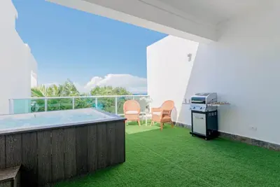 1]★Beachfront Penthouse w/ Jacuzzi, Pools & Views! ★\n\n