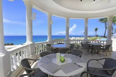 Oceanfront Bliss: 3br Paradise\n\n