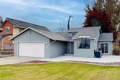 Image de Skiers delight - Lakefront home with water views, outdoor areas, & W/D