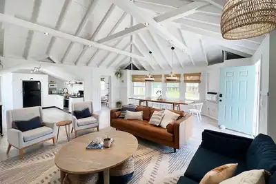 Image de The Salted Bungalow: A boutique Fire Island beach retreat.