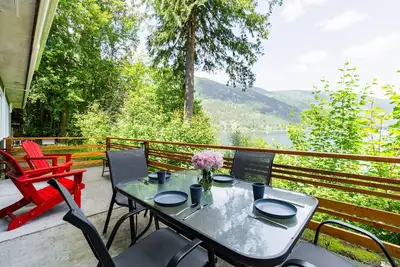 Image de Nelson, What a view, 3 Queens, 2 Singles full kitchen, Beach front, Mountain Views