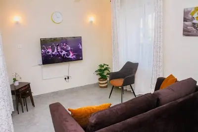 Image de Family-sized Two Bedroom Apartment few minutes drive to the beach