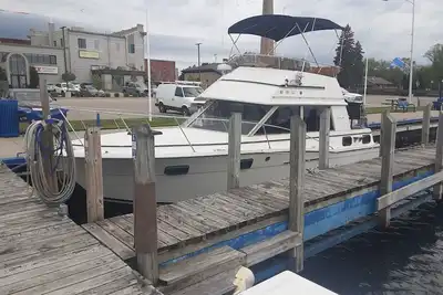 Image de 30' Carver Boat Docked At Menominee Marina In Historic Downtown Menomine Mi.