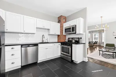 Image de Central location! Trendy West Village! Parking!