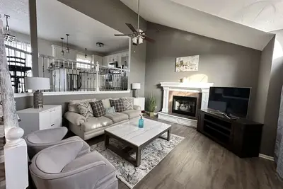 Image de 4 Bedroom House 5 minutes from restaurants and shopping