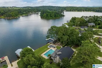 Image de Lakehouse with swimming pool