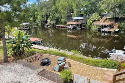 Image de Sportsman's Bluff sits high above a deepwater canal with the river minutes away!