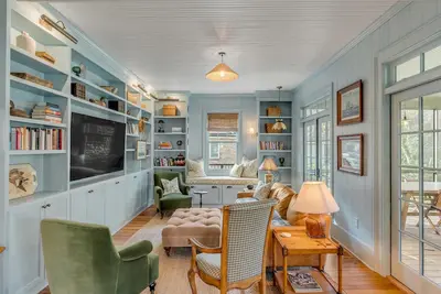 Image de Stylish Cottage w/ Gourmet Kitchen, Screened Patio & Gameroom — 7 mins from dt!