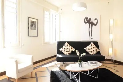 Image de Aux Etudes**** \"Art Deco\" Coeur Cite Des Papes, Chic, Calme, Climatise, Parking.