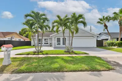 Image de Spacious 4 bedrooms, 2 bathroom house with pool