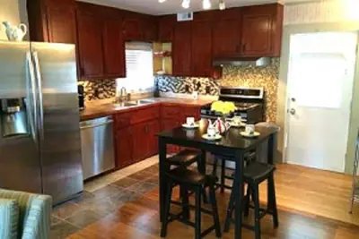 Image de Prime Mid-town Location. Two Minutes to Bruce's Field, Fresh Market & Shops