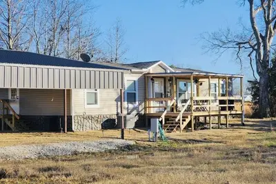 Image de Spacious lake house with 3 bay car port with lights for bass boats! on Lake Fork