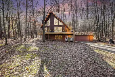 Image de Canadian Lakes Chalet with Hot Tub & Movie Theater