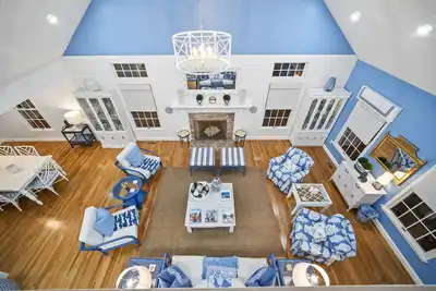 Image de Large, beautiful home with extraordinary design features and bonus rooms galore