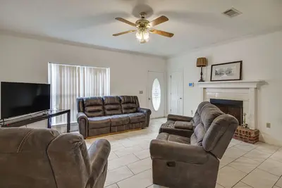 Image de Raymond Home ~ 17 Mi to Downtown Jackson!