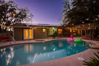 Image de New! Saltwater pool home with hot tub, game room, and outdoor games!