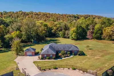 Image de House on Large Property Near Dead Center of Total Solar Eclipse Pathway! !
