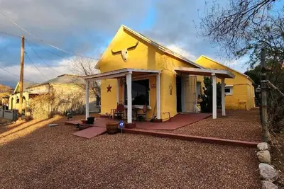 Image de Newly remodeled historic home only a block from Allen St.