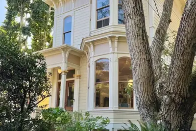 Nob Hill Deluxe Suite w\/large kitchen - sleeps 4