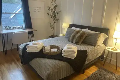 Image de A loft retreat on a private street within walking distance to downtown!