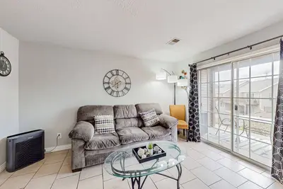 Image de Light-filled Branson condo with open layout, well-equipped kitchenette, & patio