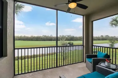 Image de Enjoy lake and golf views from this Lakewood National condo - Sunsational