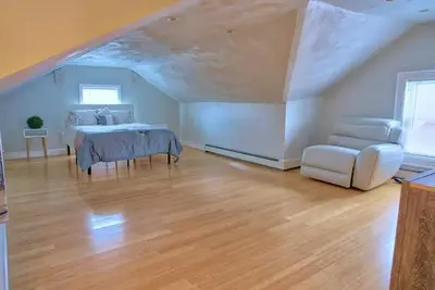 Image de Spacious multi-level 4 bed /2bath Apt with Parking