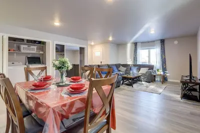 Image de Single story townhouse in quiet neighborhood w fast access to main attractions!