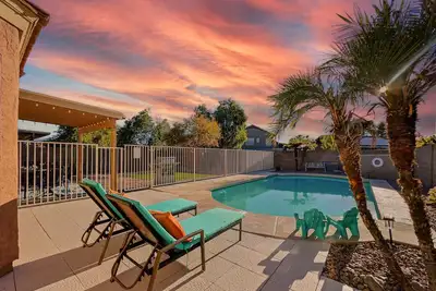 Image de Surprise Pool Home! Close to Everything. Sleeps 13.