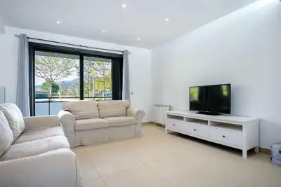 Image de Maison Mitoyenne avec Piscine, Jardin et Garage au Centre de Roses