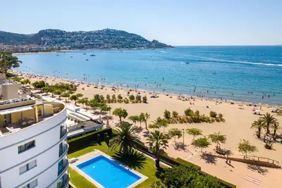 Image de Appartement 1ère ligne mer à Roses. Piscine. Climatisation. Wifi.