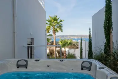 Image de Glaucus, AmphiMatrion Luxury Apt with hot tub & common pool, 750m to the beach