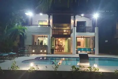 Image de Casa Grande de Luxo no Condomínio a Beira mar com Academia e Quadras Esportivas