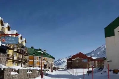 Image de Bello Departamento Todo Equipado con Vistas a las Montañas Nevadas en Invierno