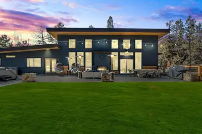 Image de New! Luxury Home ~River View/Access~Hot Tub~Fireplace~Brand New Furnishings!