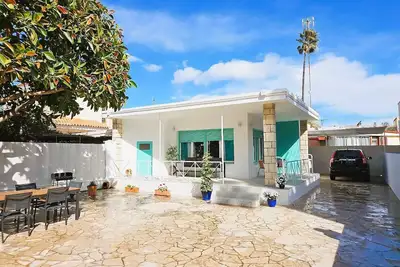 Image de Villa idéale pour les familles à 2 minutes de la plage. (Parking privé)