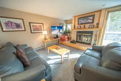 Image de Condo with large patio & quick walk to the lifts!