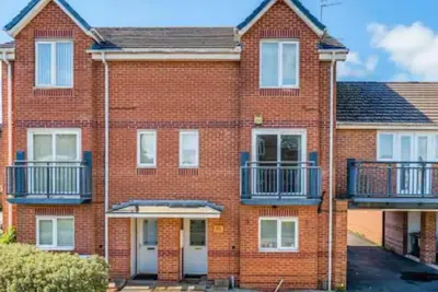 Image de Big ensuite bed room in a modern town house\n\n