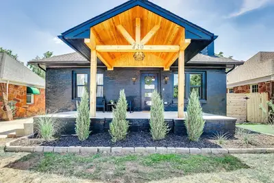 Image de Game day getaway! Quick walk to campus & main street entertainment district!