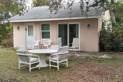 Image de Tropical Garden Cottage only 3 miles to beautiful Englewood Beach. Pet-friendly!