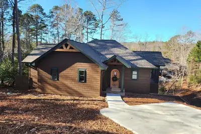 Image de Brand new waterfront lake house on the leisure trail in Keowee Key!
